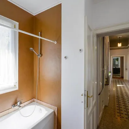 Hébergement de vacances Your Dream On Maggiore: Historic House E Private Jacuzzi *